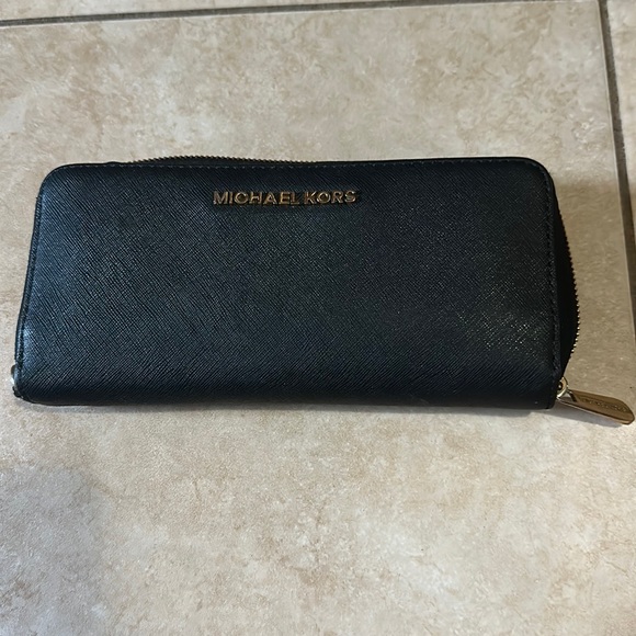 Large Saffiano Leather Continental Micheal Kors Wallet - Picture 2 of 4